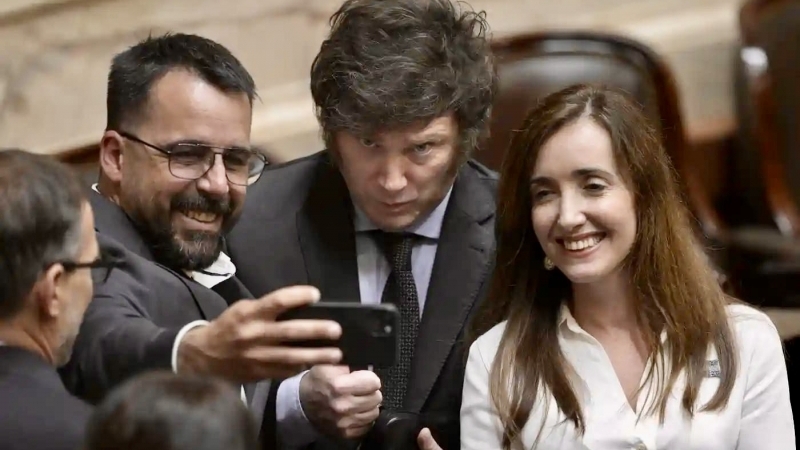 Fotografia dimineții - Președintele ales al Argentinei, Javier Milei pozează într-un selfie în Congresul țării