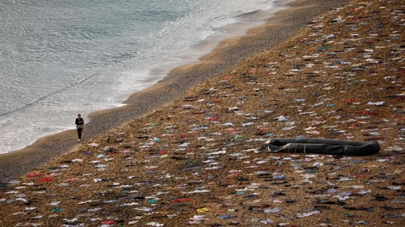 Fotografia dimineții - Un ONG simulat scena unui naufragiu pe o plajă din Barcelona pentru a-i comemora pe cei care au murit în Marea Mediterană în 2023 în timp ce încercau să ajungă în Europa