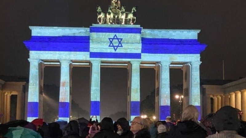 Fotografia dimineții - Brandenburg Gate luminată sâmbătă seara în culorile Israelului